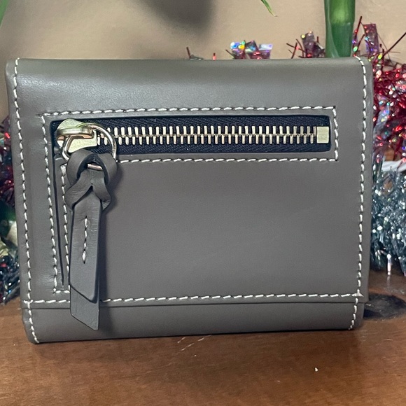 DOONEY & BOURKE TRIFOLD SMOOTH LEATHER WALLET. OYSTER. BRAND NEW, NEVER USED. - Picture 2 of 6